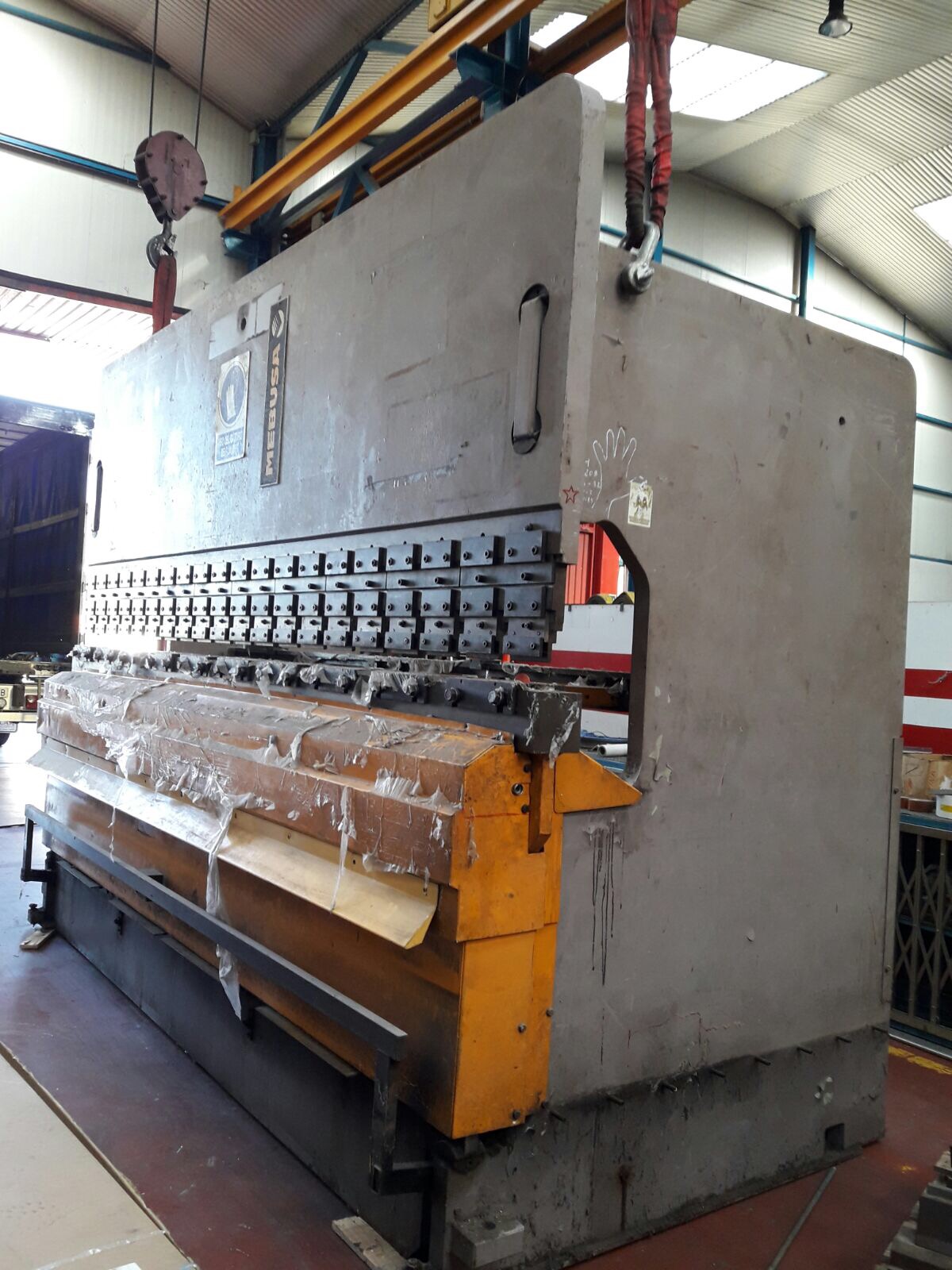Plegadora hidráulica Mebusa PH-244 de 4.000x240t con CNC a 2 ejes (Y-X) Plegadora hidráulica Mebusa PH-244 de 4.000x240t con CNC a 2 ejes (Y-X)
