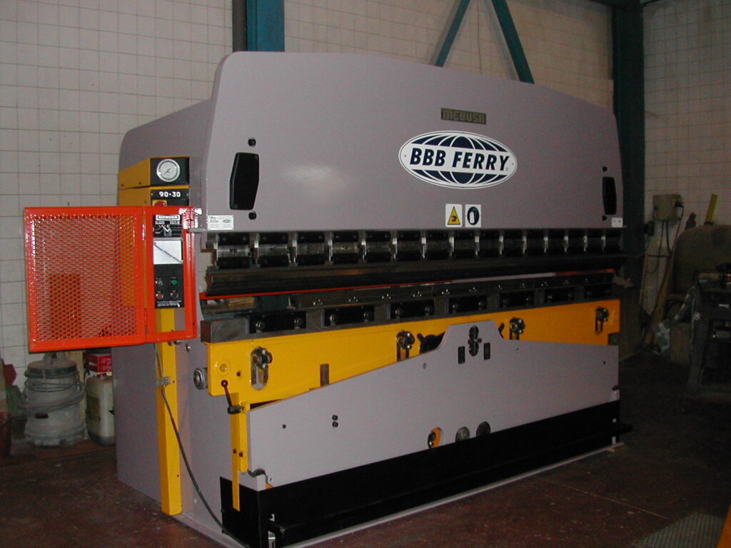 Plegadora Mebusa 3000x65t reconstruida con normativa de seguridad y garantía