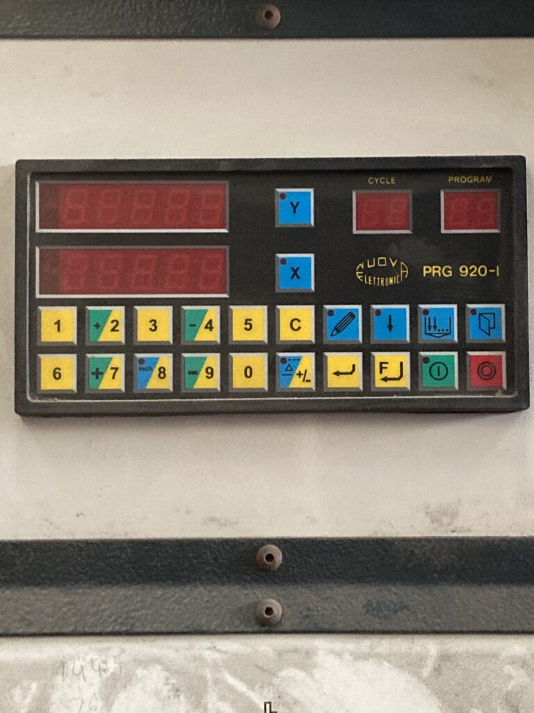 CNC programable en eje X e Y para plegadora Baykal